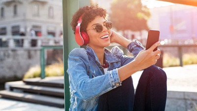Suka Mengendarkan Musik Pakai Headphone? Awas Pendengaran Terganggu